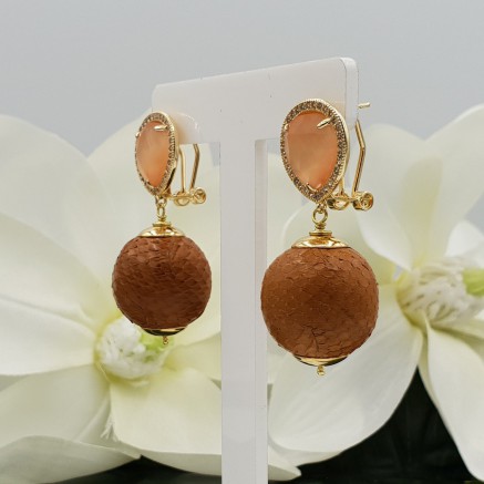 Gouden oorbellen met oranje Kattenoog en bol van Slangenleer