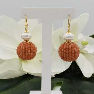 Gold plated earrings with a large ball of peach Maansteentjes and Pearl