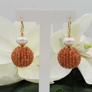 Gold plated earrings with a large ball of peach Maansteentjes and Pearl