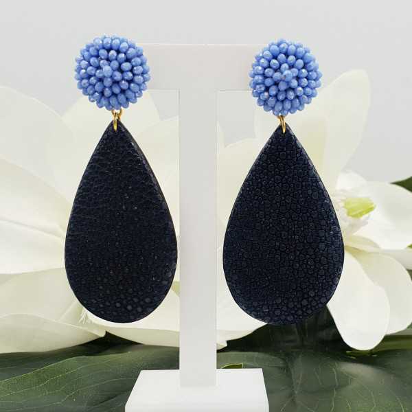 Vergoldete Ohrringe mit blauen Kristallen und blauen Roggenleer