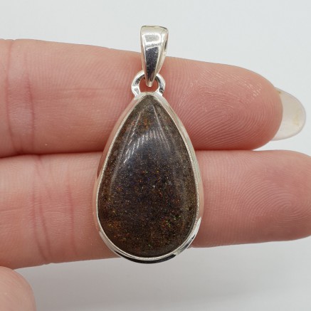 Zilveren hanger met druppelvormige zwarte Matrix Opaal