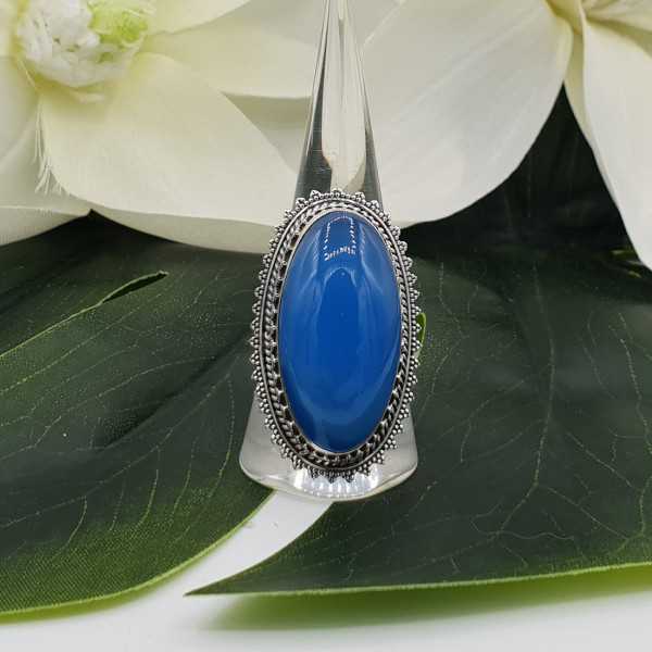 Zilveren ring met blauw Chalcedoon en bewerkte kop 19 mm