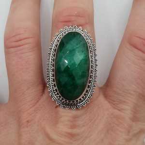 Zilveren ring met Emerald en bewerkte kop 18.5 mm