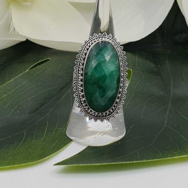 Zilveren ring met Emerald en bewerkte kop 18.5 mm
