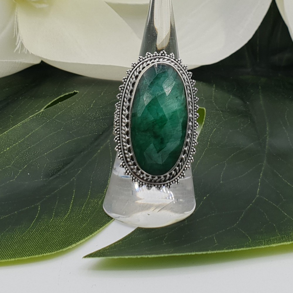 Zilveren ring met Emerald en bewerkte kop 18.5 mm