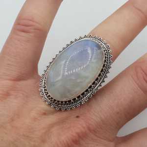 Silber-ring mit Regenbogen-Mondstein und geschnitzten Kopf 17.3 mm