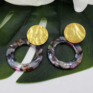 Earrings with wide open ring made of resin