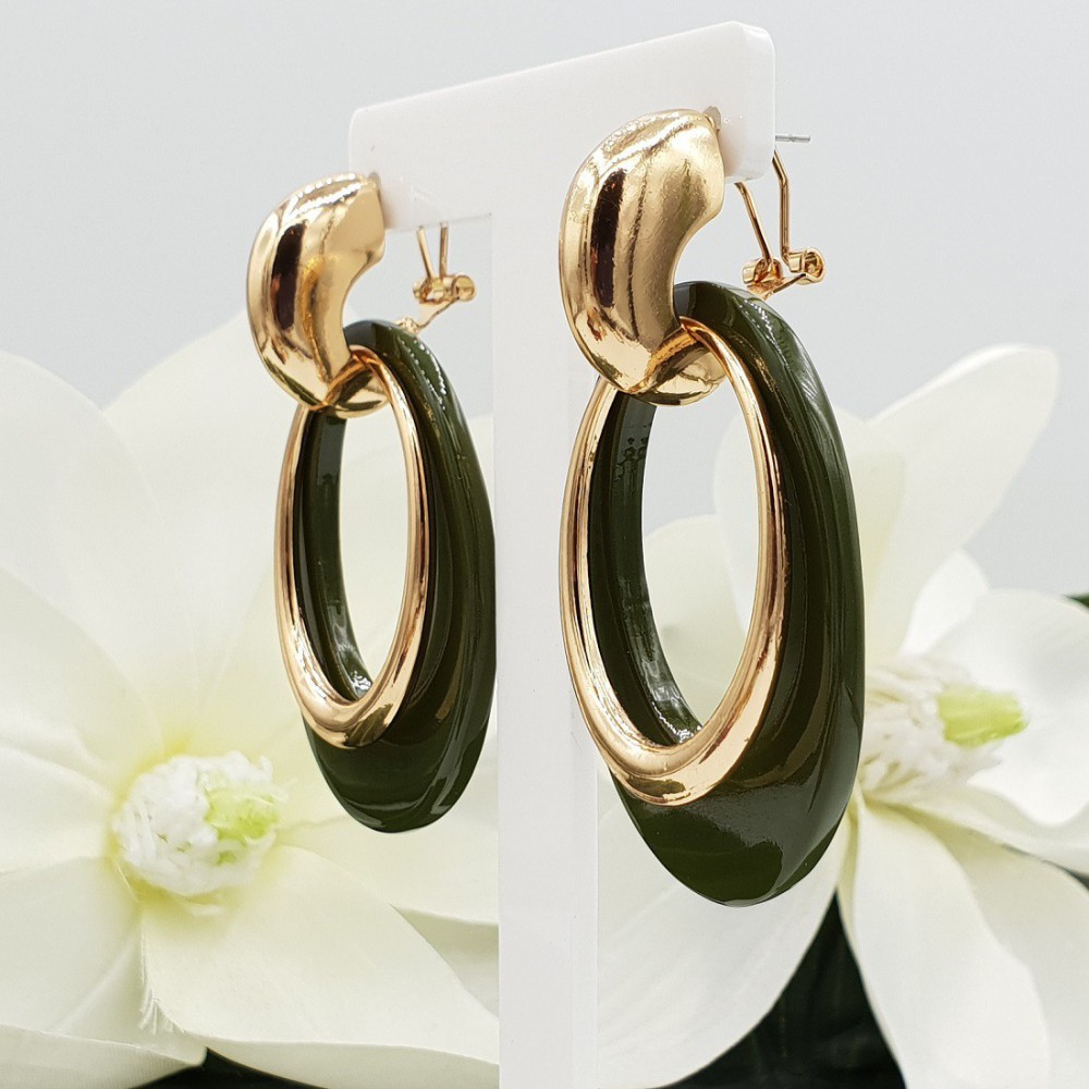 Creolen met groene Buffelhoorn hanger