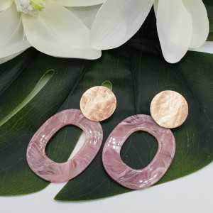 Earrings with pink resin pendant