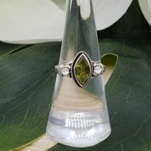 Zilveren ring gezet met marquise Peridot 17 mm