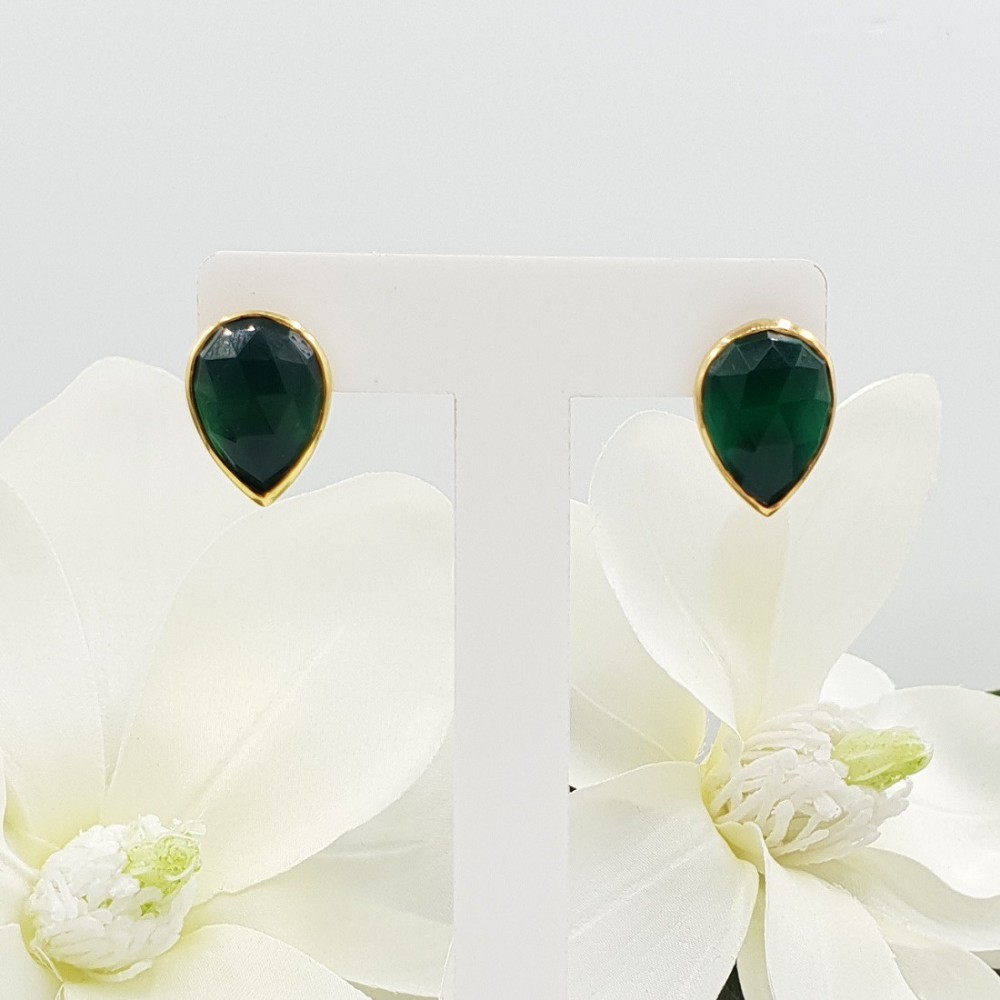 Goud vergulde oorknoppen gezet met groene Onyx