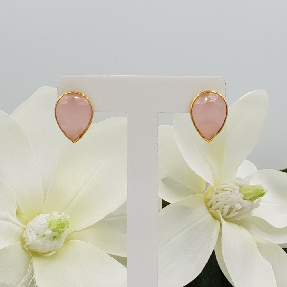 Goud vergulde oorknoppen gezet met roze Chalcedoon