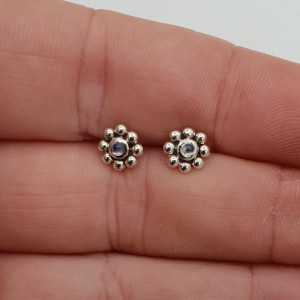 Silver oorknopjes flower with a small round Moonstone