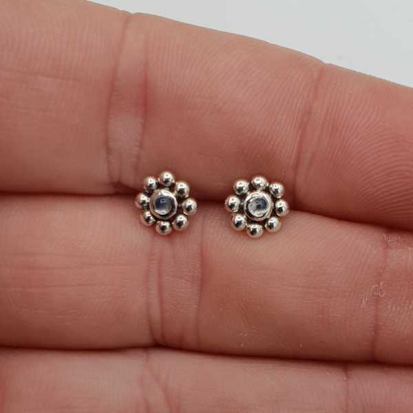 Silver oorknopjes flower with a small round Moonstone