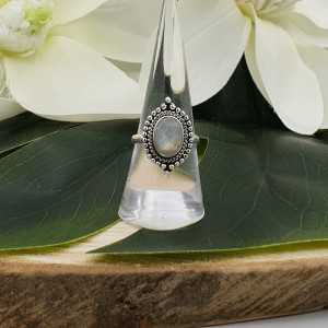 Zilveren ring gezet met ovale facet geslepen Maansteen bewerkte kop 17 mm