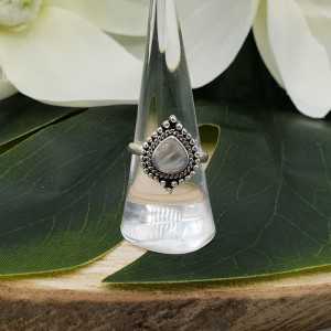 Zilveren ring gezet met druppelvormige Maansteen bewerkte kop