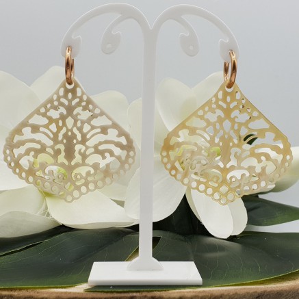 Creolen met uitgesneden blanke Buffelhoorn hanger