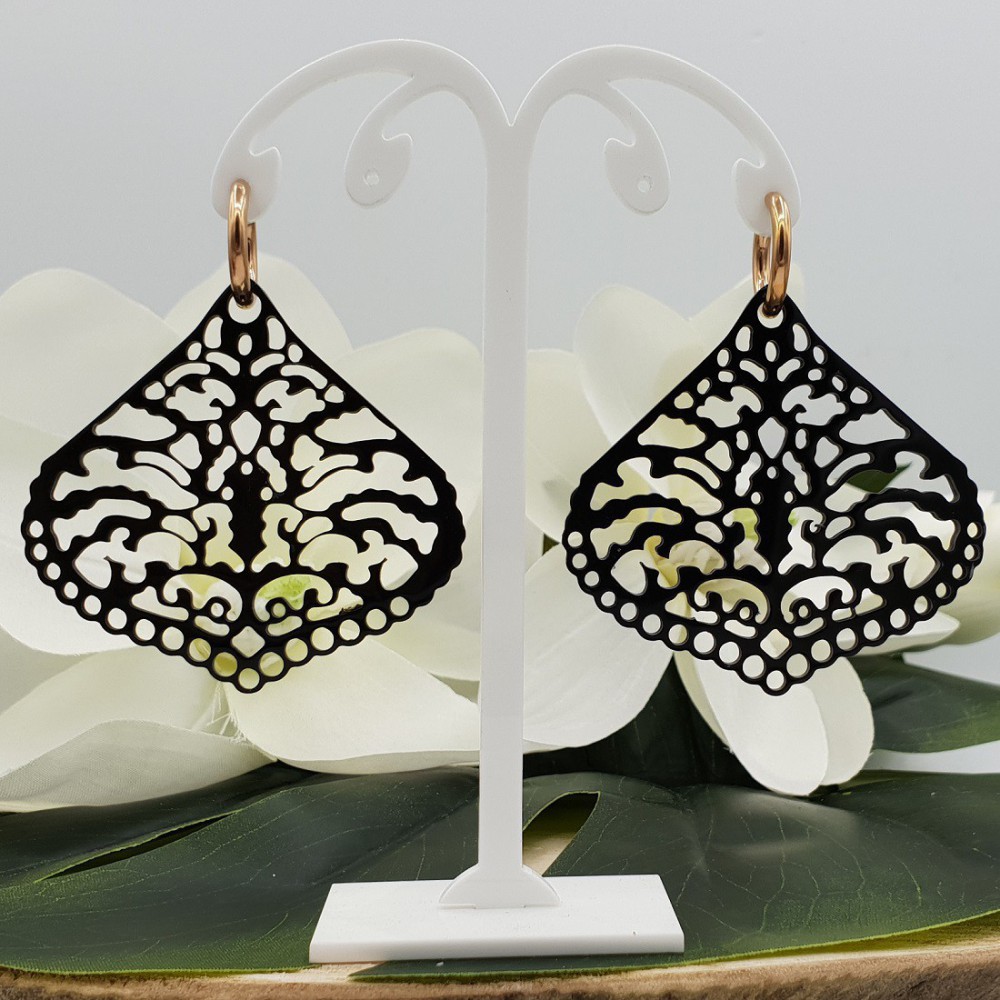 Creolen met uitgesneden zwarte Buffelhoorn hanger