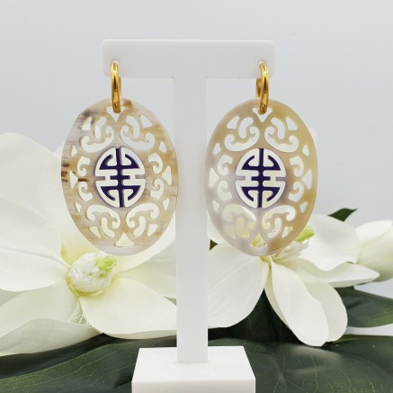 Oorbellen met ovale met paars gelakte Buffelhoorn hanger