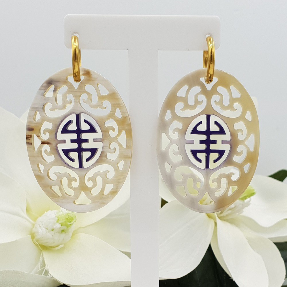 Oorbellen met ovale met paars gelakte Buffelhoorn hanger