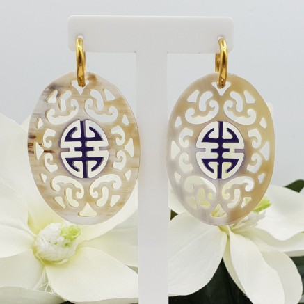 Oorbellen met ovale met paars gelakte Buffelhoorn hanger