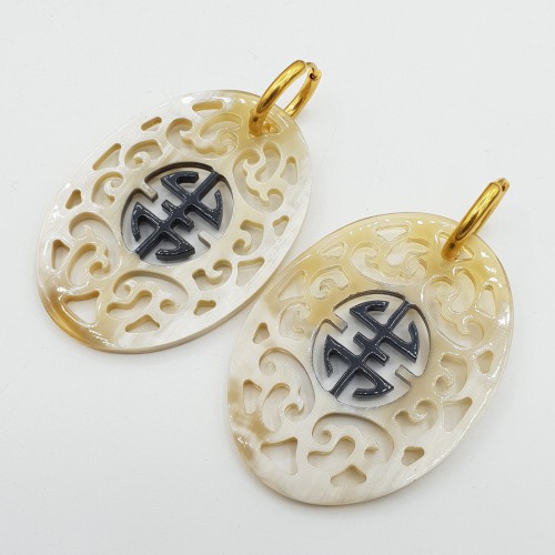 Oorbellen met ovale met grijs gelakte Buffelhoorn hanger