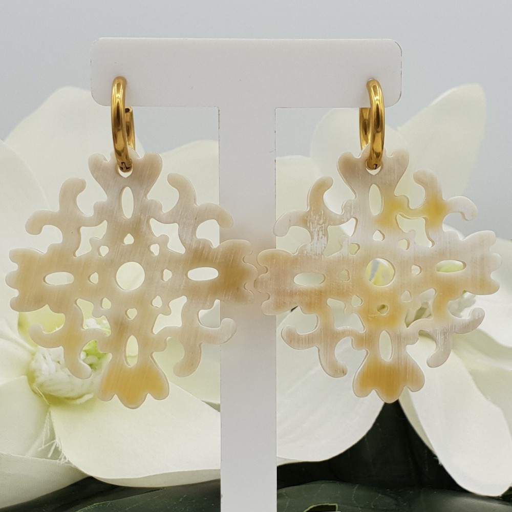 Creolen met blanke uitgesneden Buffelhoorn hanger