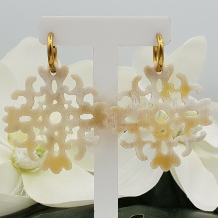 Creolen met blanke uitgesneden Buffelhoorn hanger