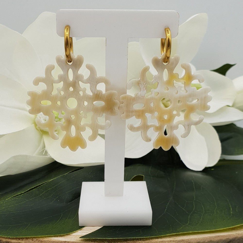 Creolen met blanke uitgesneden Buffelhoorn hanger