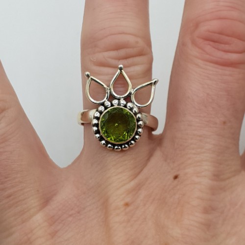 Zilveren boho ring gezet met ronde facet Peridot 16.5 mm