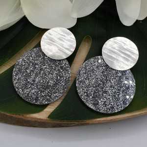 Zilveren oorbellen met grote ronde zilveren glitter resin