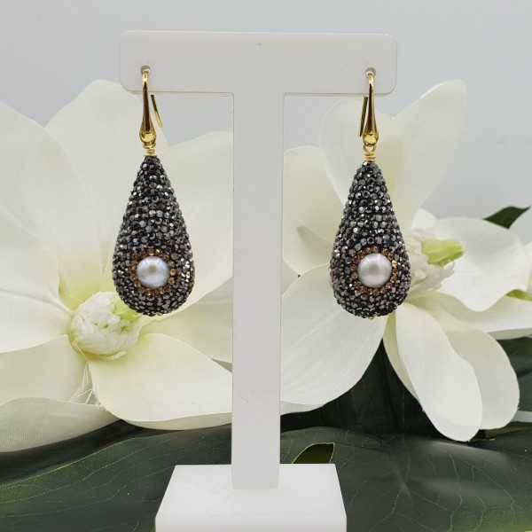 Vergoldete Ohrringe mit Tropfen-Kristallen und Perlen