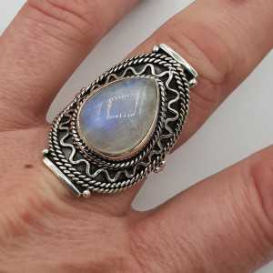 Zilveren ring gezet met druppelvormige cabochon Maansteen 18.5 mm