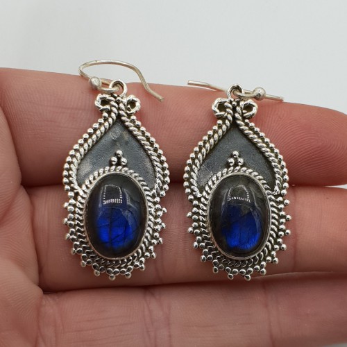 Zilveren oorbellen met ovale cabochon Labradoriet in bewerkte setting