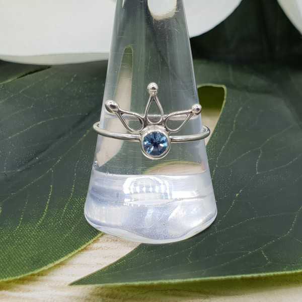 Silber ring set mit einem kleinen, Runden, blauen Topas 18,5 mm