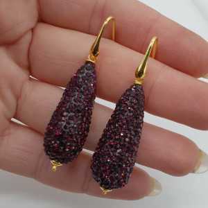 Goud vergulde oorbellen met druppel van paarse kristallen