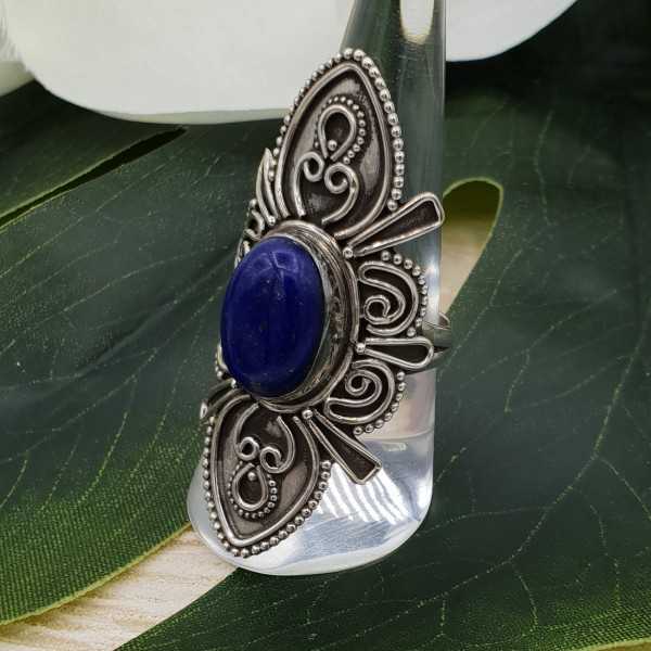 Zilveren ring met Lapis Lazuli en bewerkte kop 18 mm