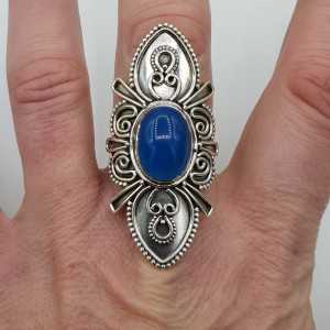 Zilveren ring gezet met blauw Chalcedoon en bewerkte kop 19 mm