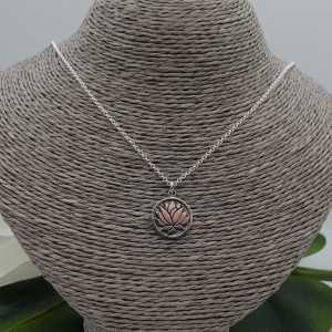 Silberne Halskette mit rundem Anhänger lotus
