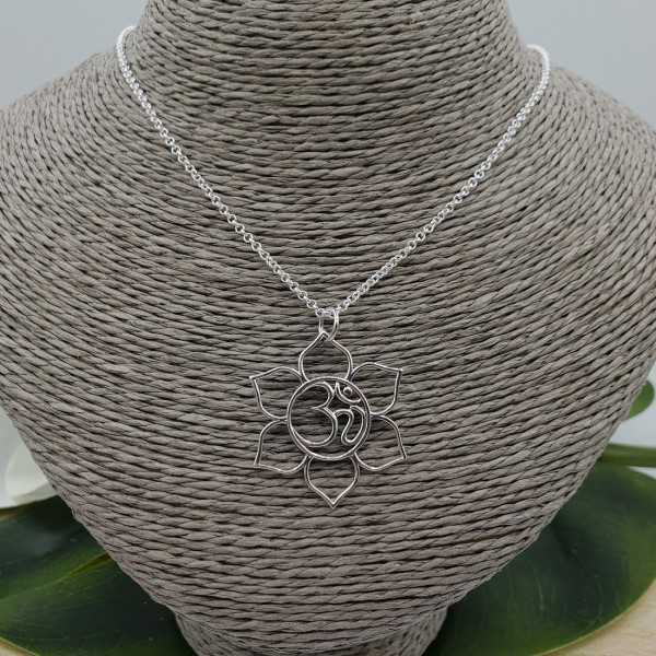 Zilveren ketting met open lotus hanger met Ohm teken