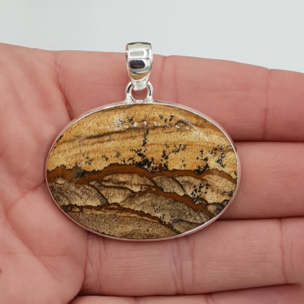 Zilveren hanger gezet met dwarsliggende ovale landschap Jaspis