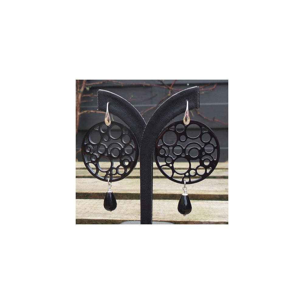 Zilveren oorbellen ronde Buffelhoorn en Onyx briolet