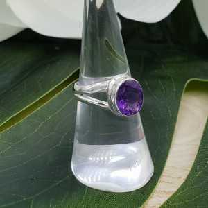 Zilveren ring gezet met facet geslepen Amethist 16.5 mm