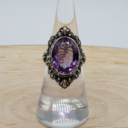 Zilveren ring met ovale facet Amethist en bewerkte kop