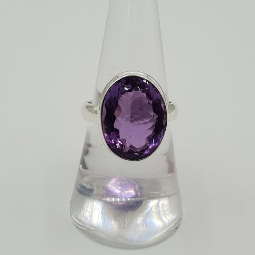 Zilveren ring gezet met ovale facet geslepen Amethist 17.3 mm