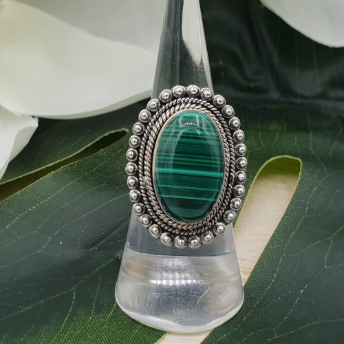 Zilveren ring gezet met Malachiet en bewerkte kop 16.5 mm