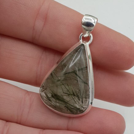 Zilveren hanger gezet met druppelvormige groene Rutielkwarts