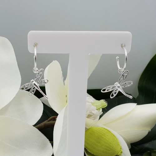 Zilveren halve creolen met libellen hanger