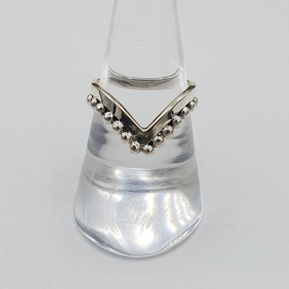 Chevron V ring