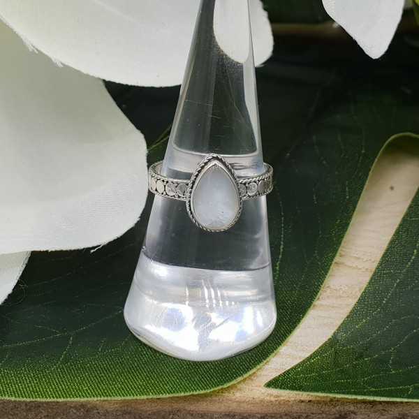 Zilveren ring gezet met druppelvormige Parelmoer